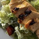 Caesarsallad med fläsksida och grillad kyckling