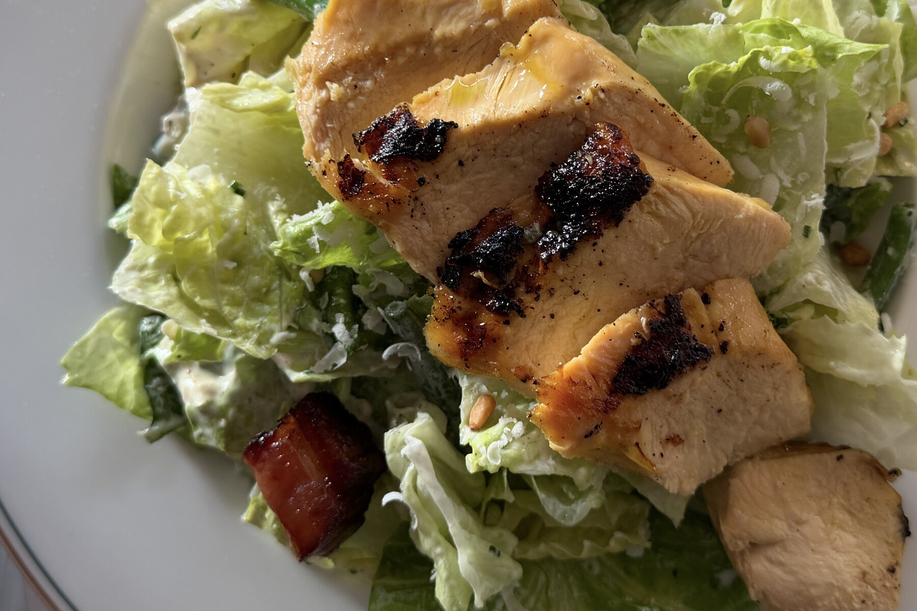 Caesarsallad med fläsksida och grillad kyckling