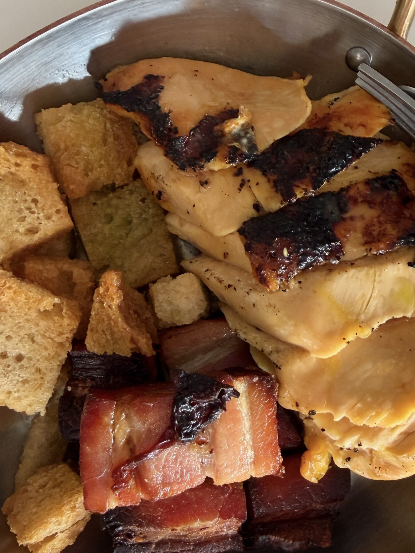 Grillad kyckling, knaprig fläsksida och krutonger