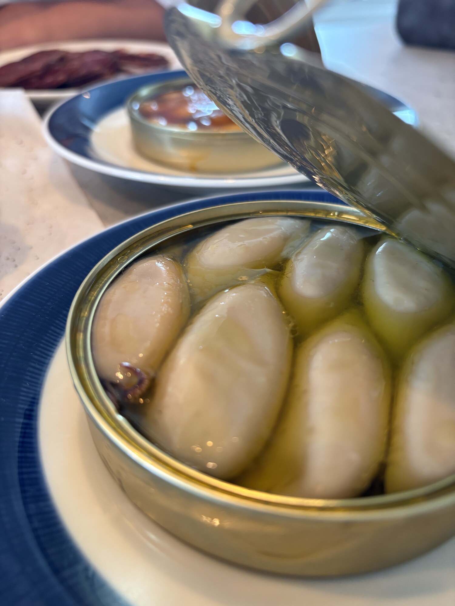 Öppnad burk Ramón Peña Calamares Chipirones, små bläckfiskar i olivolja