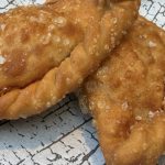 Friterade empanadillas toppade med flingsalt