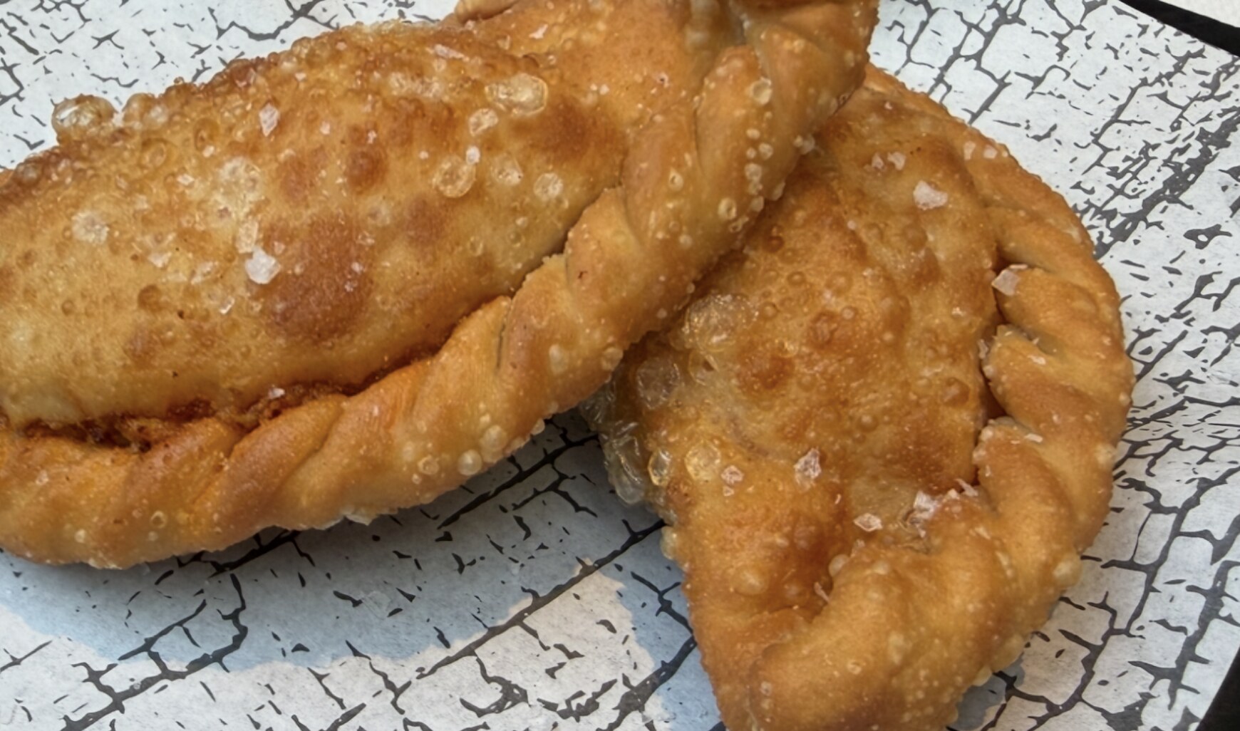 Friterade empanadillas toppade med flingsalt