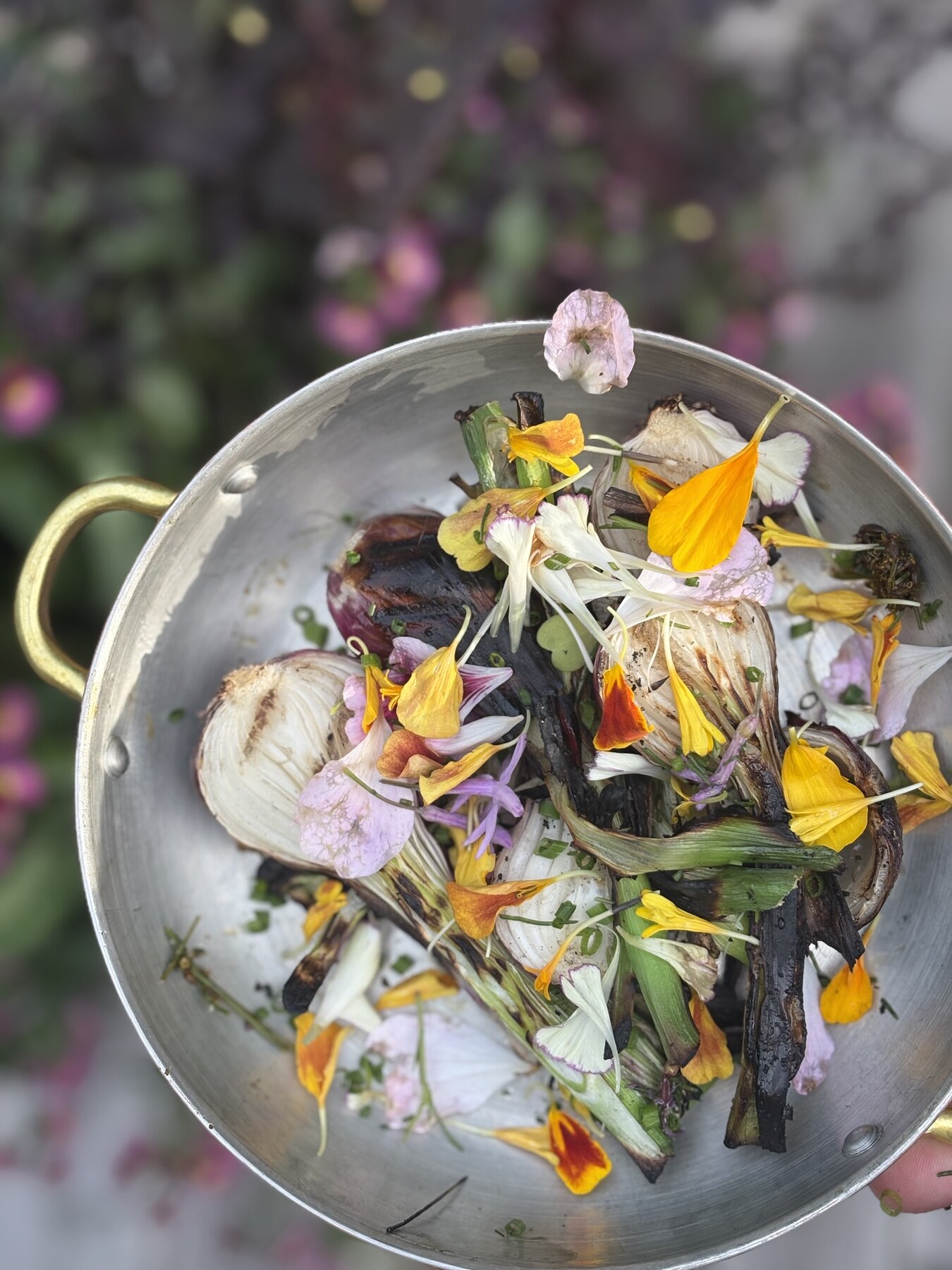 Grillad lök toppad med ätbara blommor