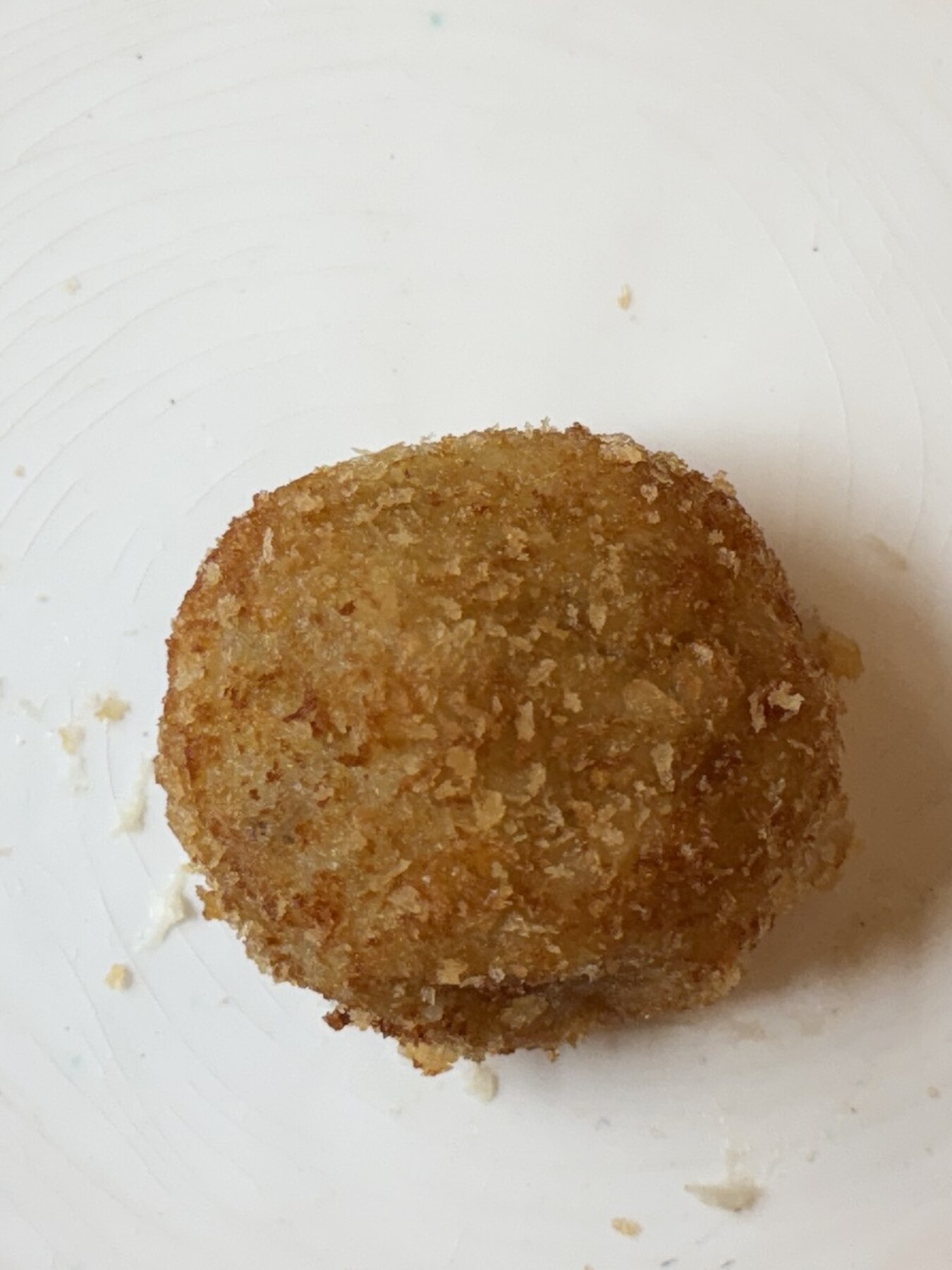 Friterad krokett med ibericokött på tallrik