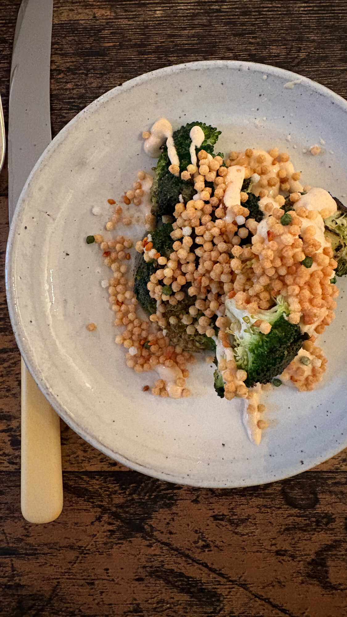 Rostad blomkål och broccoli med pepparemulsion och poppat Bomba-ris
