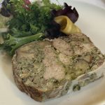 Skiva spansk Pata Negra-paté med bladsallad