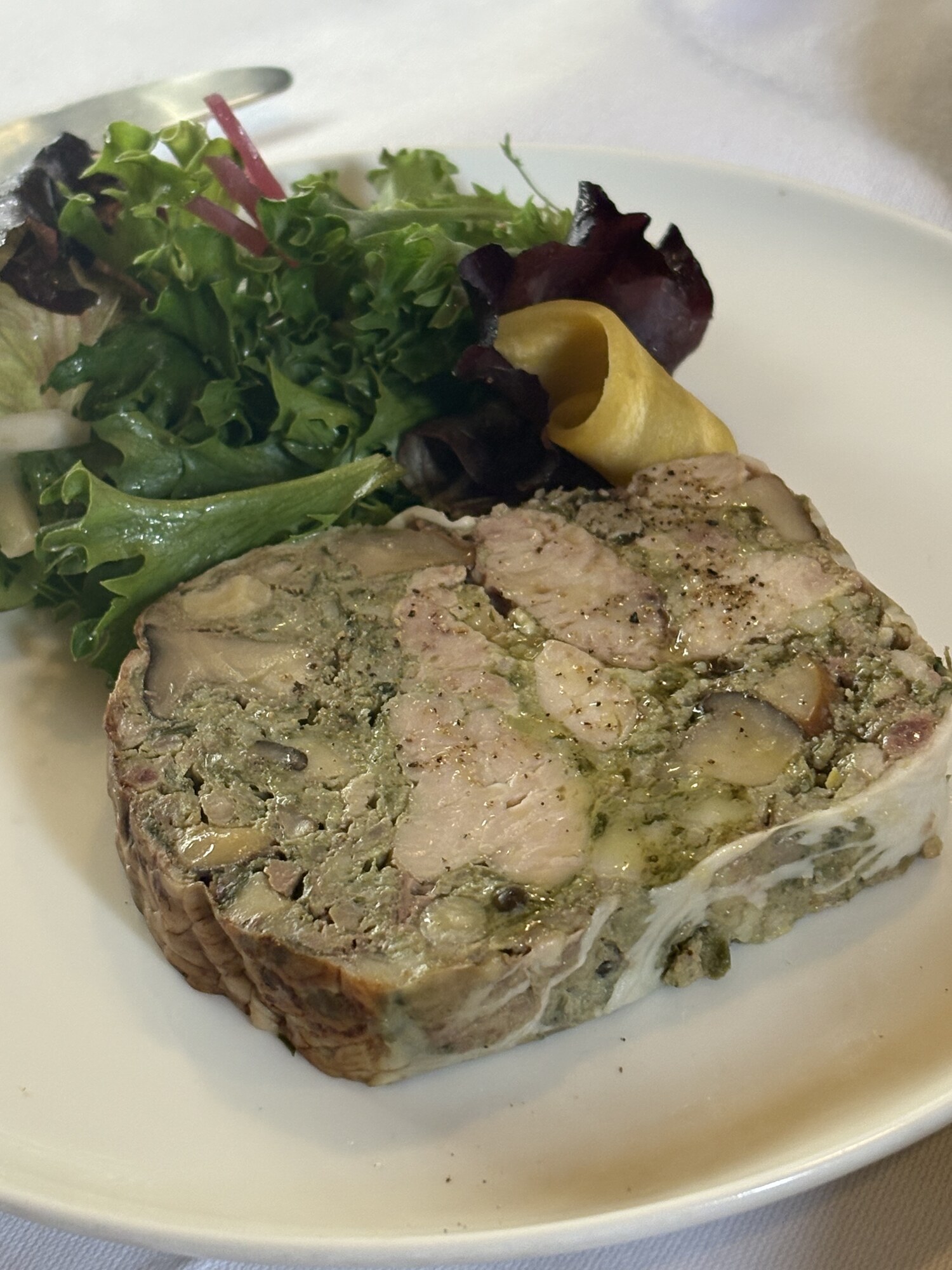 Skiva spansk Pata Negra-paté med bladsallad
