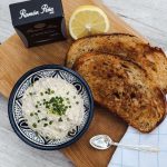 Sardinröra toppad med gräslök och citronskal, serverad med rostat surdegsbröd och Ramón Peña-sardiner