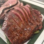 Grillad slaktarbiff skuren i tunna skivor på fat