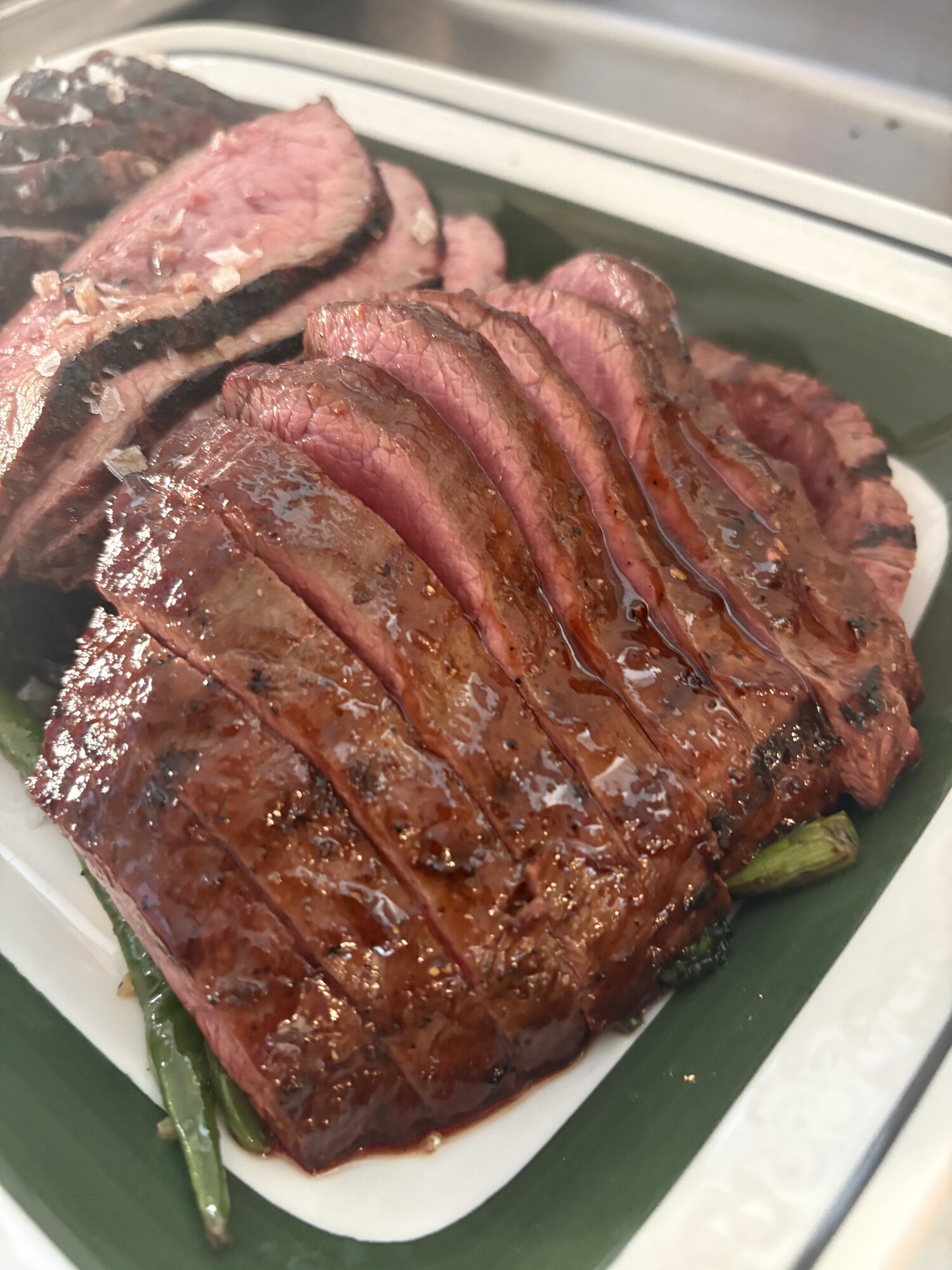Grillad slaktarbiff skuren i tunna skivor på fat