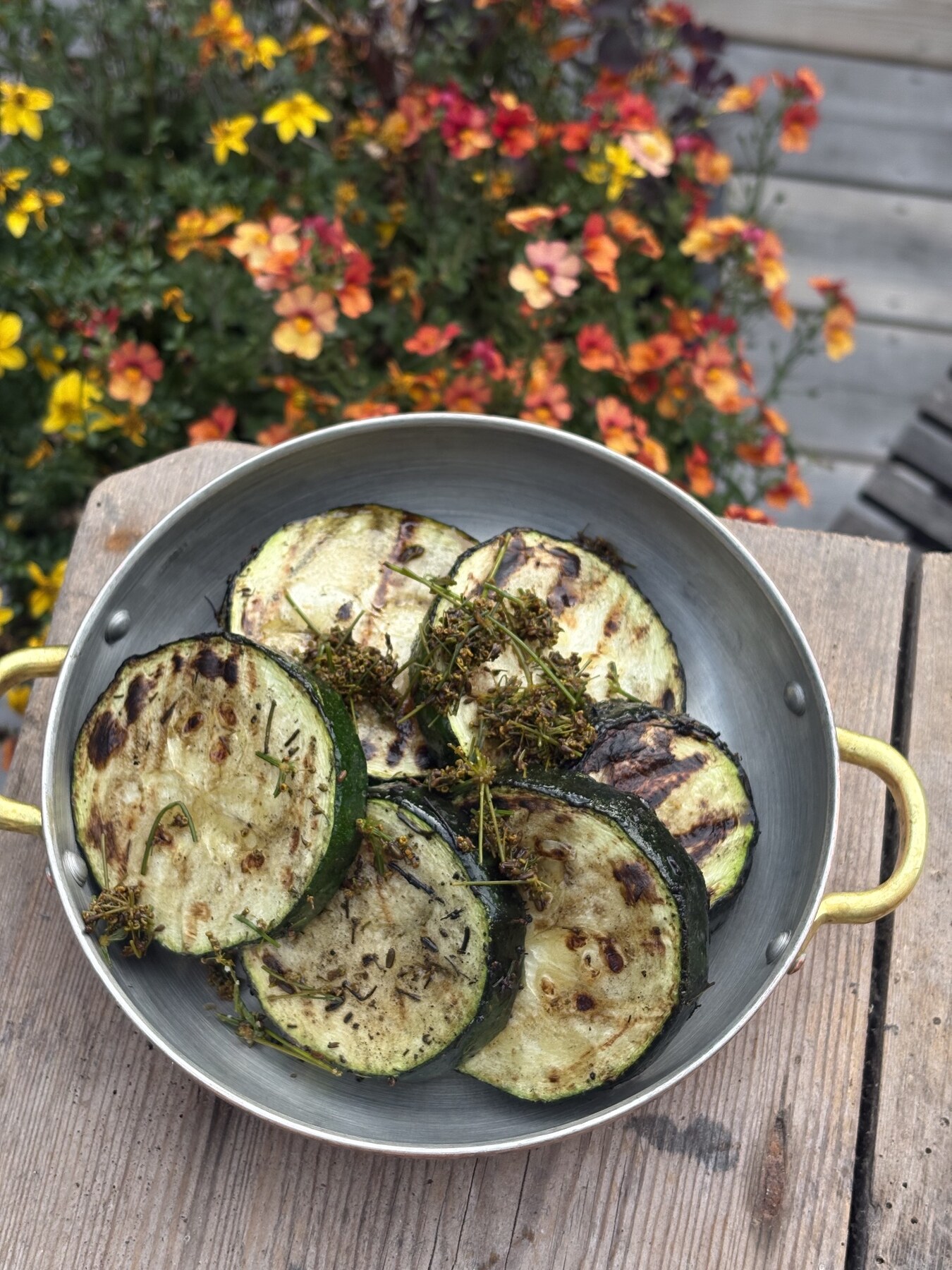 Grillad zucchini med krondill i kopparpanna