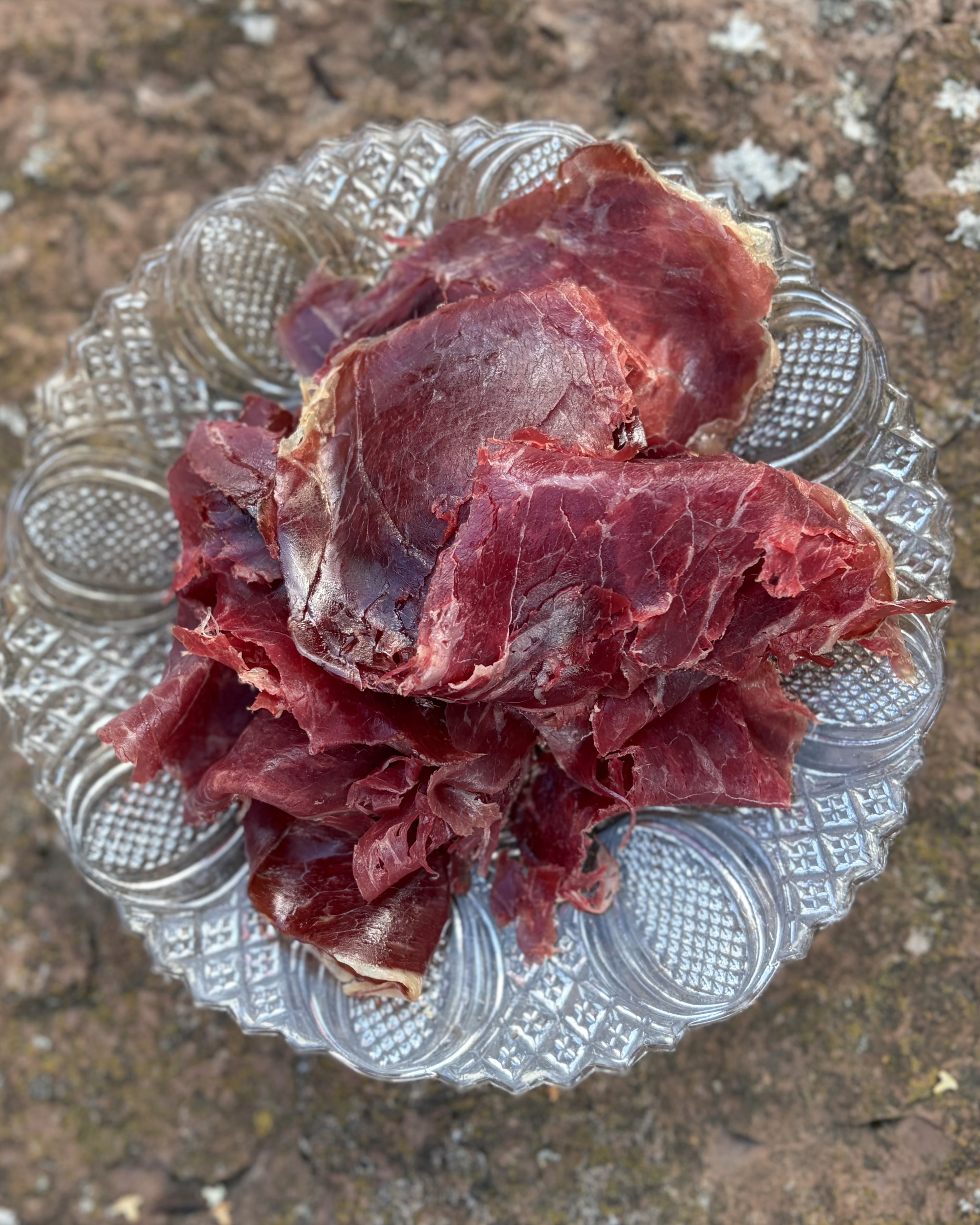 Skivad Cecina de León IGP på glasfat