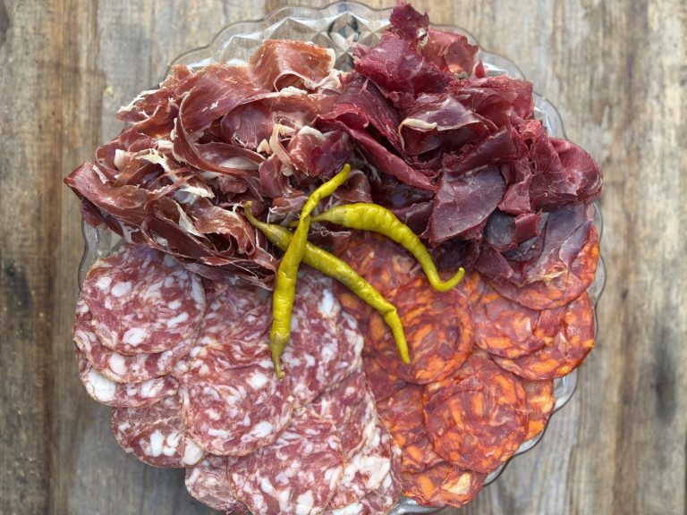 Charkfat med chorizo, salchichón, cecina och jamón samt piparra