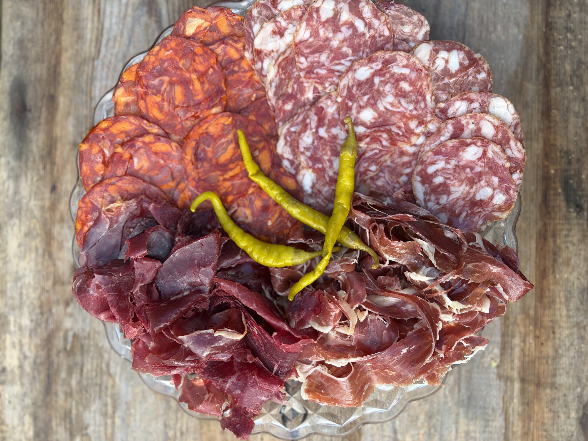 Charkfat med chorizo, salchichón, cecina och jamón samt piparra