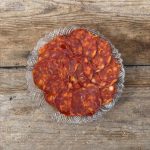 Skivad chorizo ibérico de bellota upplagd på glasfat