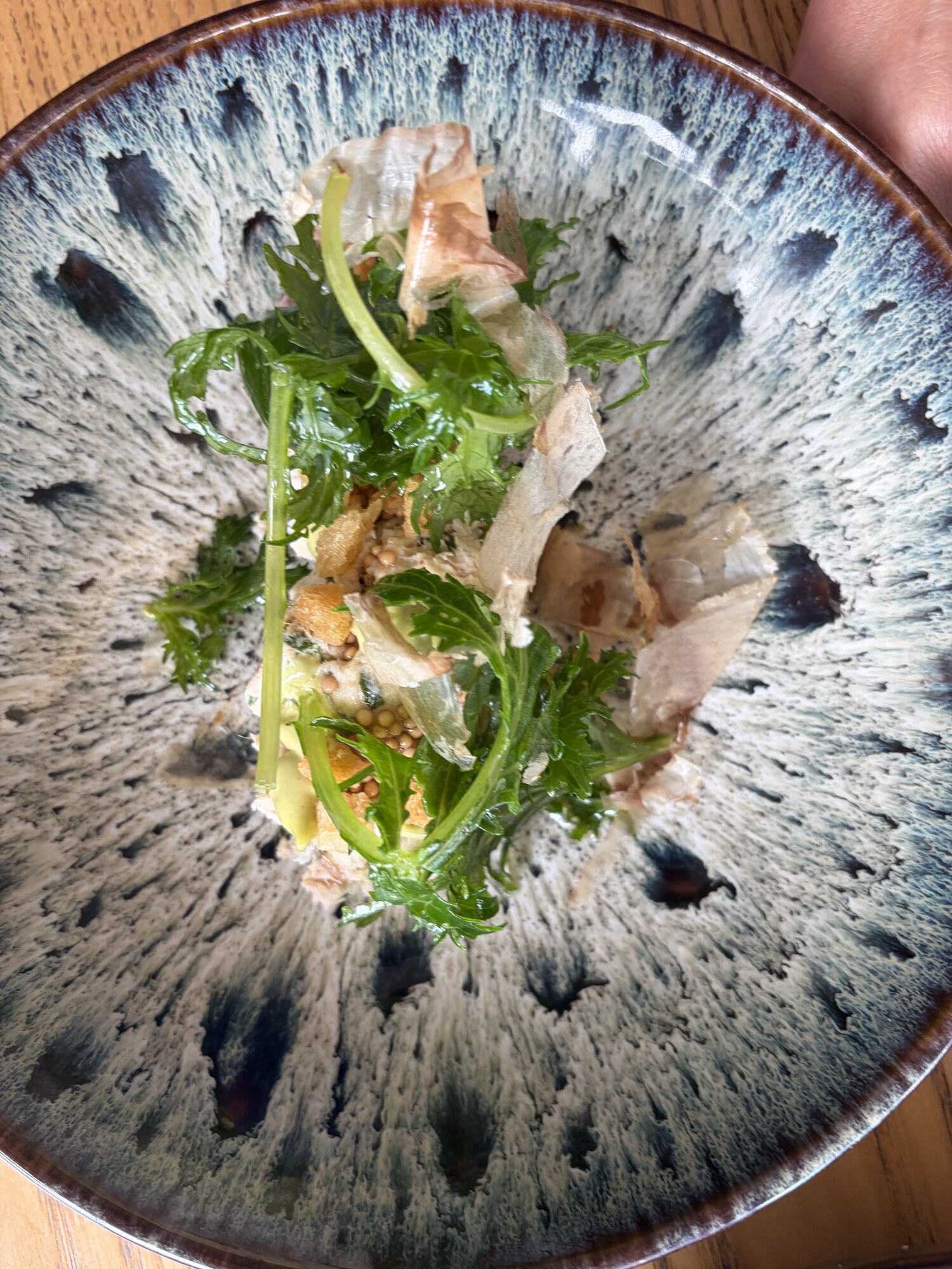 Fiskrillette med mizuna, picklade senapsfrön och bonitoflingor