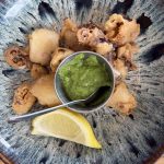 Friterad bläckfisk med grön örtsås och citron