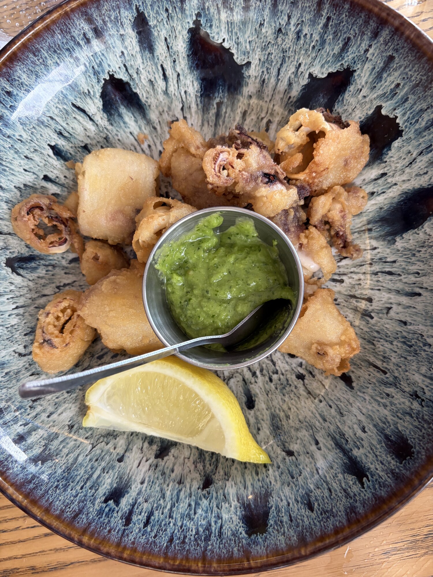 Friterad bläckfisk med grön örtsås och citron