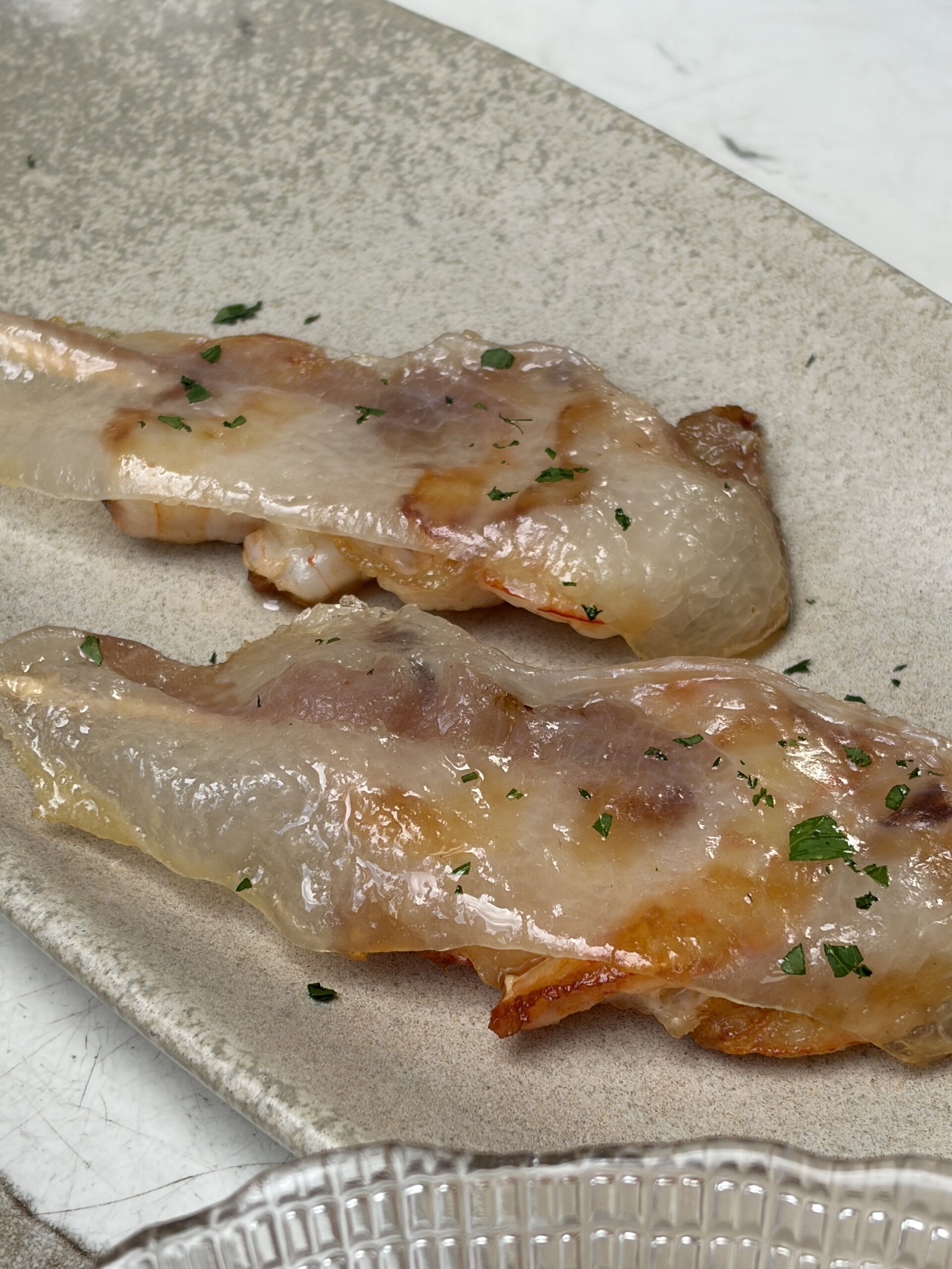Gambas draperade med tunna skivor smältande panceta ibérica
