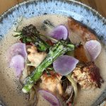 Hummer med skummad kokossås, grillad broccolini och hyvlad rättika