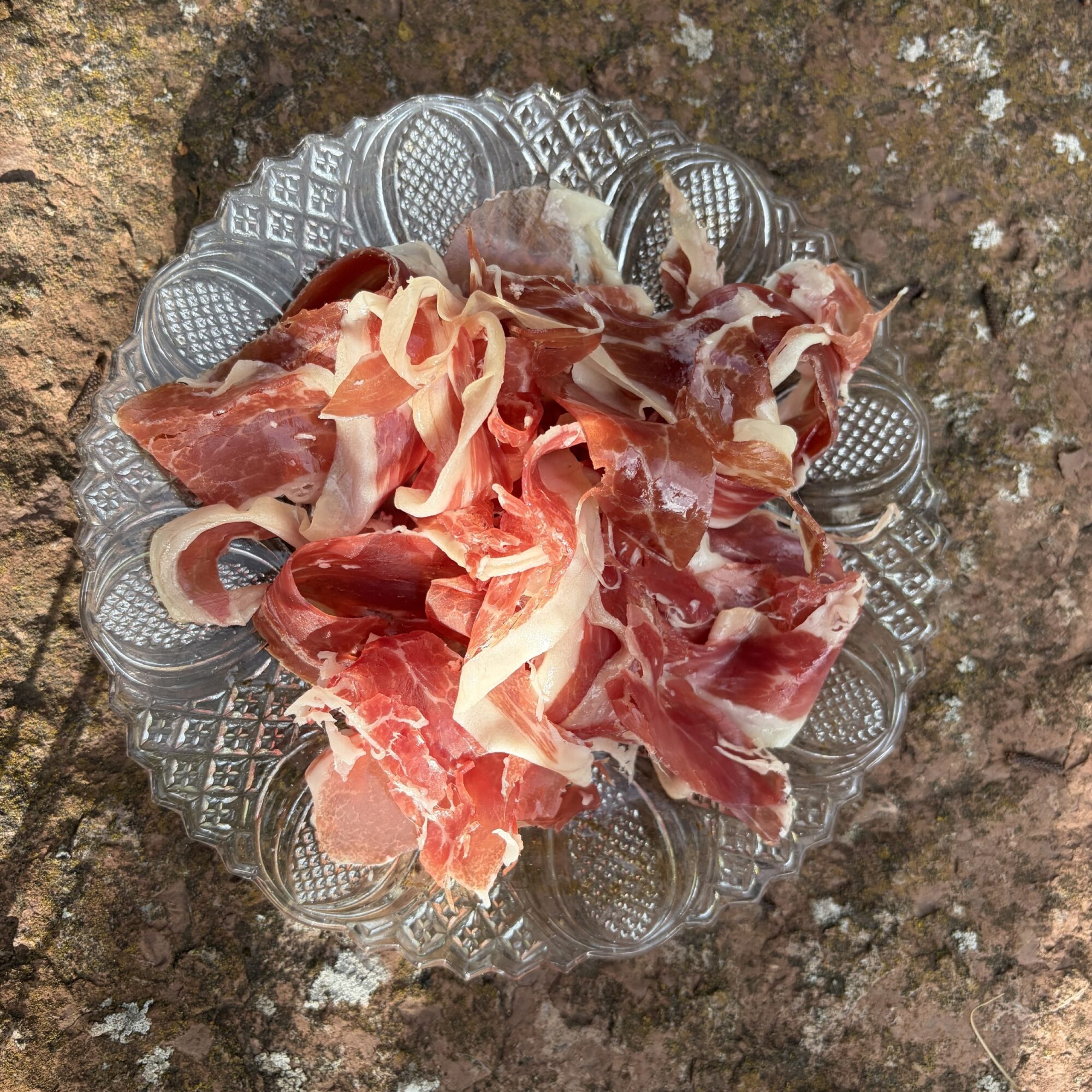 Rufflad jamón ibérico de bellota på glasfat