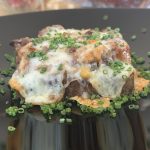 Rostat spanskt surdegsbröd med krämig kantarellstuvning, gratinerad manchego och gräslök
