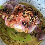 Marulk på frasig riskaka med hyvlad rättika och syrlig tomatdressing