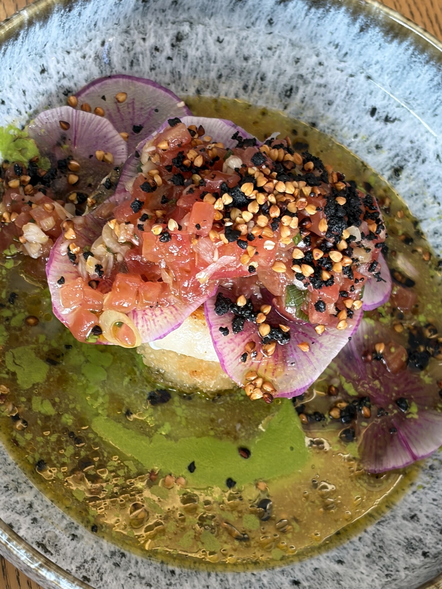 Marulk på frasig riskaka med hyvlad rättika och syrlig tomatdressing