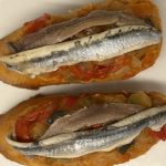Matrimonio på piperrada, två pintxos med anchoa och boquerón på rostat bröd