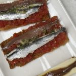 Pan con Tomate med riven tomat, anchoas och boquerones på surdegsbröd