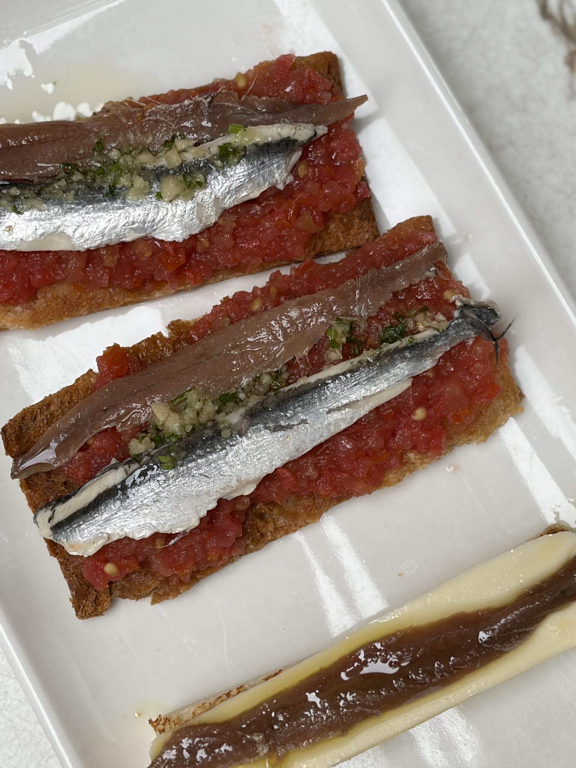 Pan con Tomate med riven tomat, anchoas och boquerones på surdegsbröd