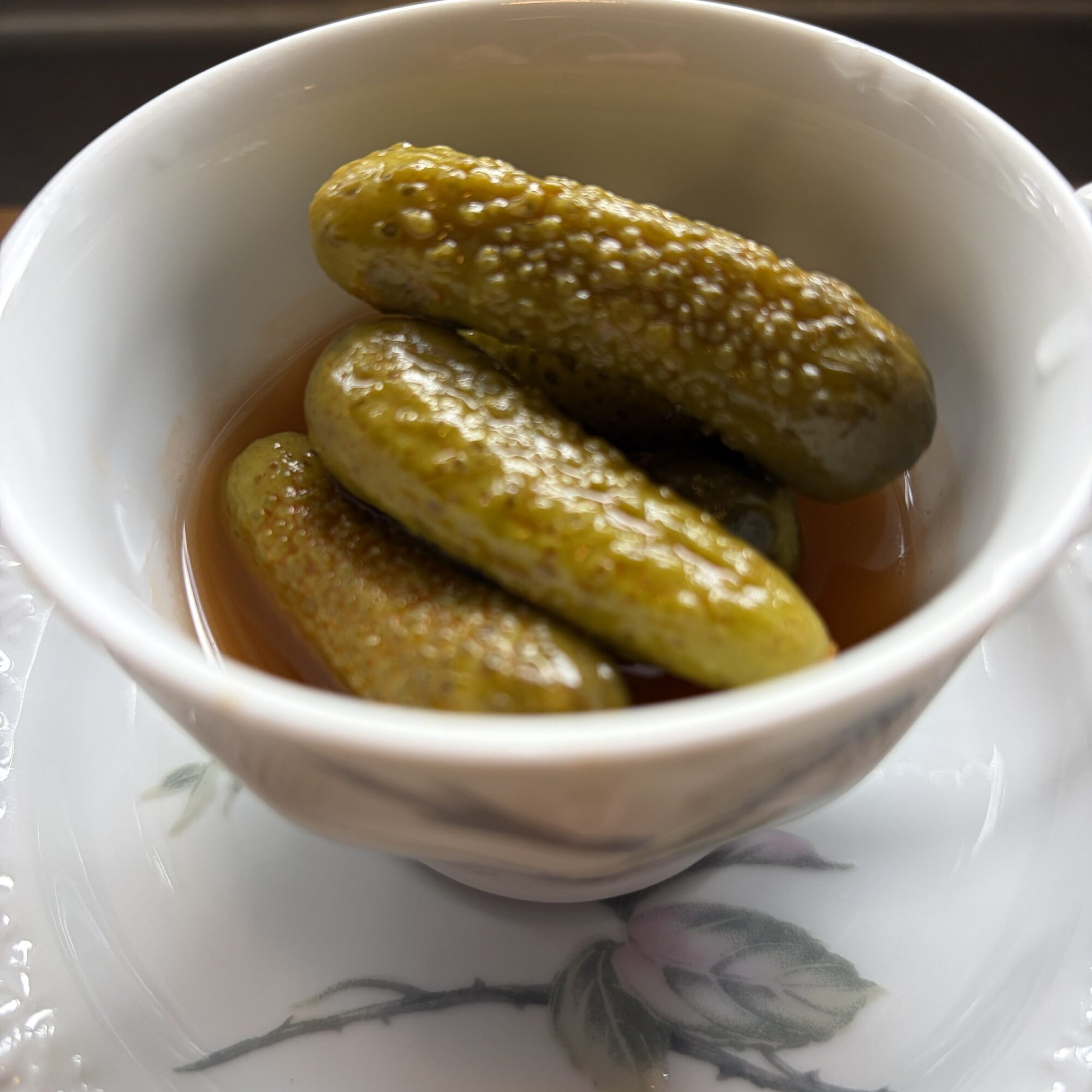 Pepinillos picantes i skål