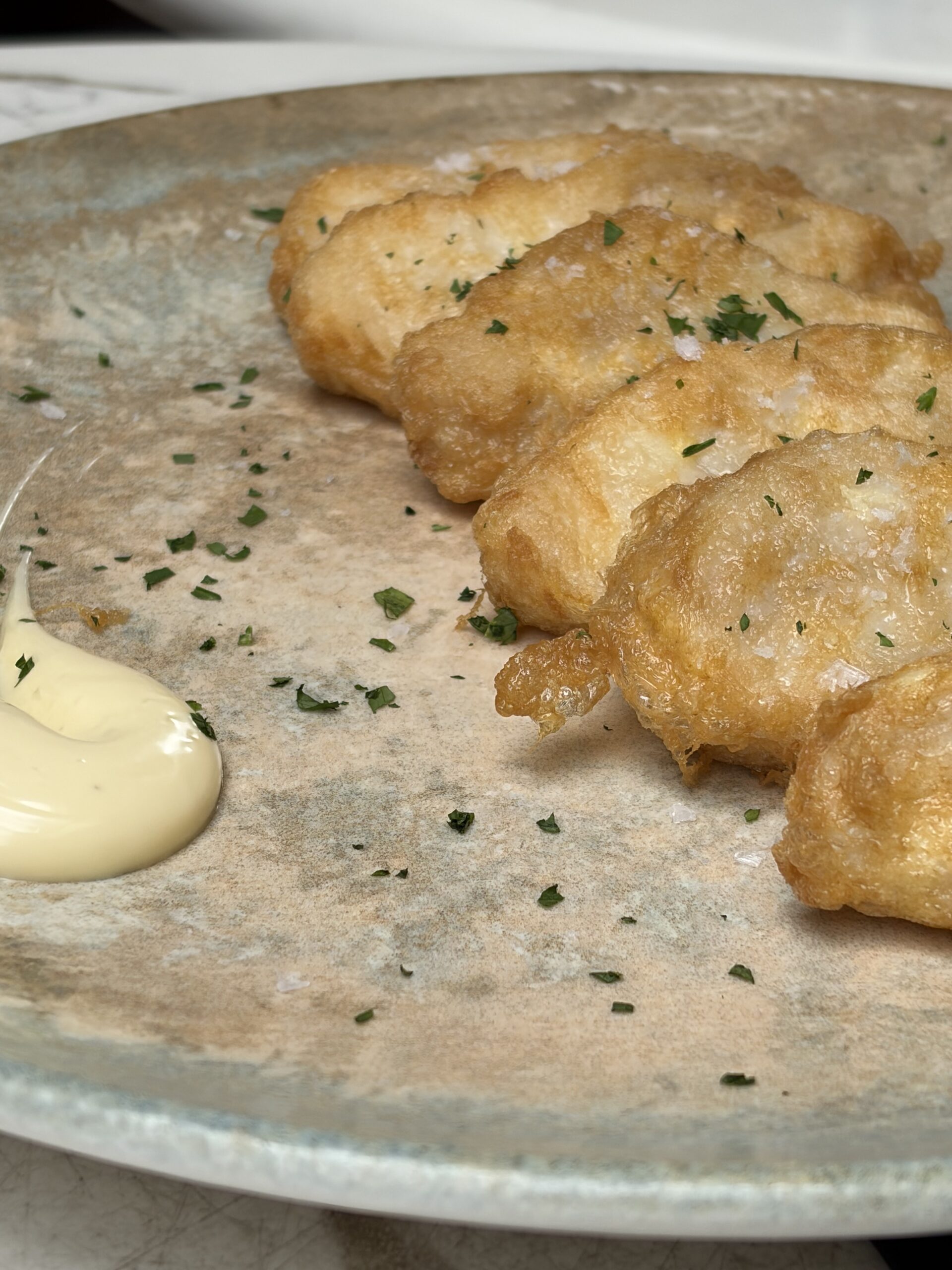 Pescado Frito, friterade fiskbitar i lätt smet med citronaioli