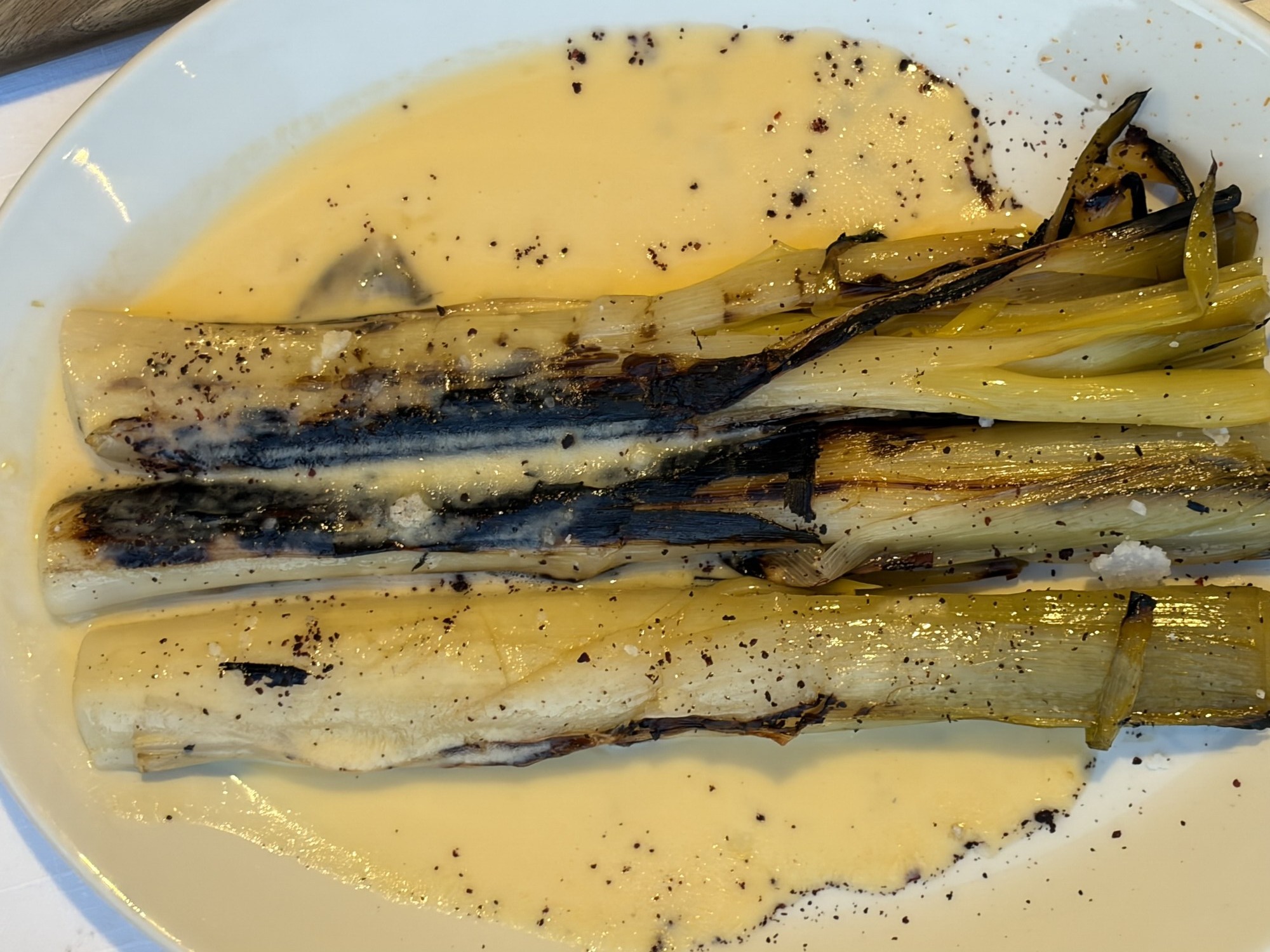 Bakad och grillad purjolök med purjolökskräm