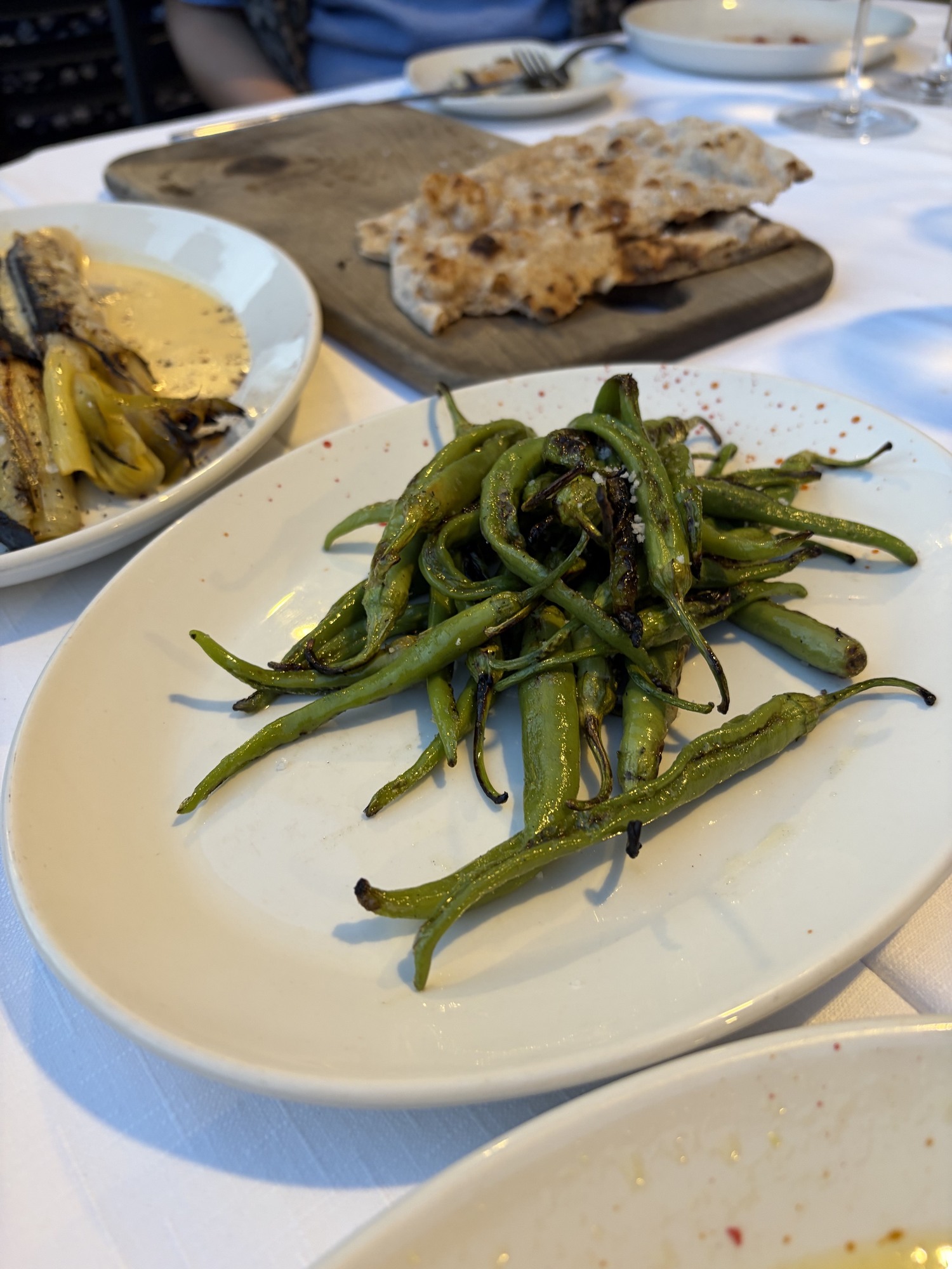 Pimientos de Gernika i gjutjärnspanna med flingsalt