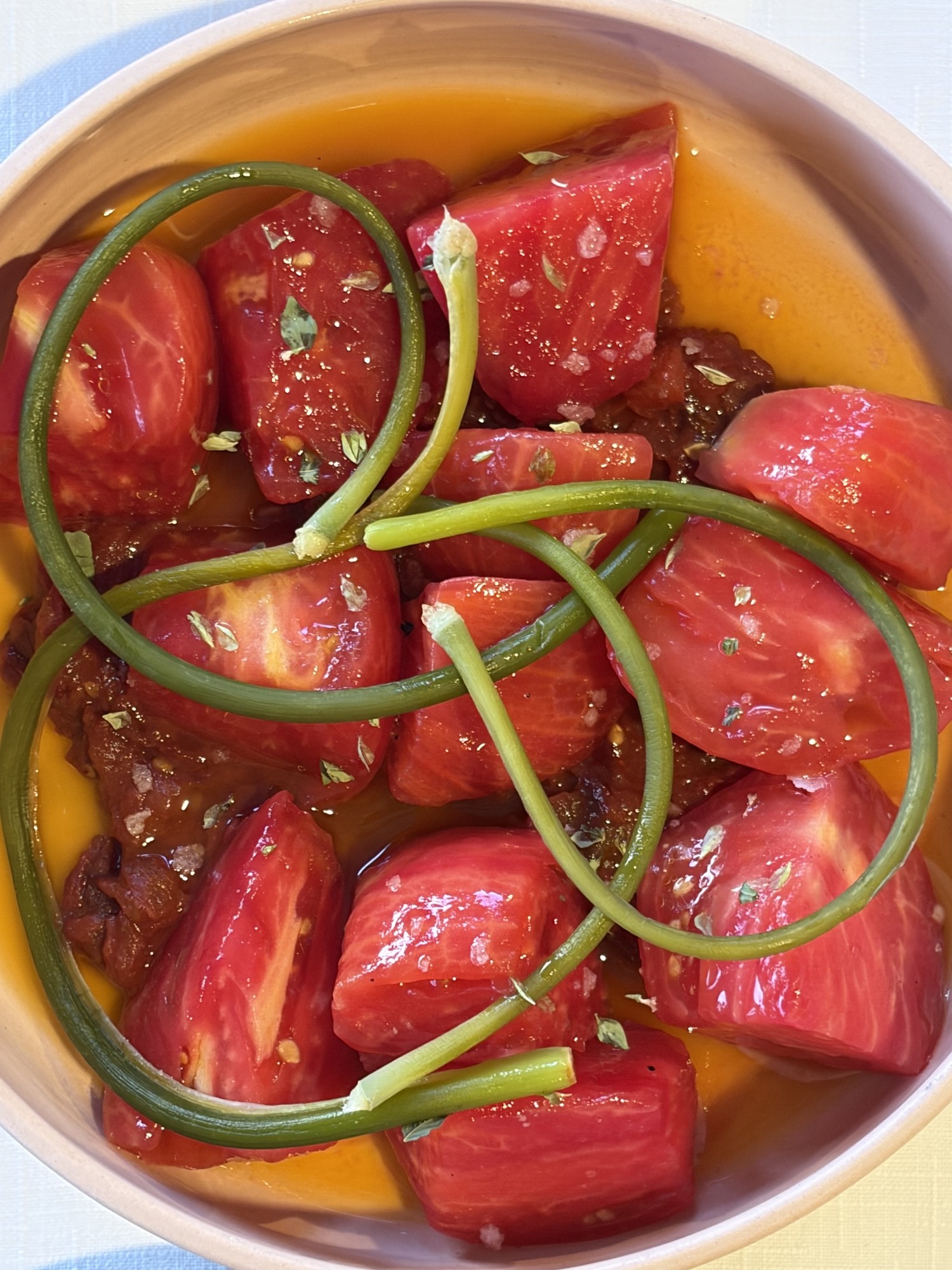 Baskisk tomatsallad med riven tomat och olivolja