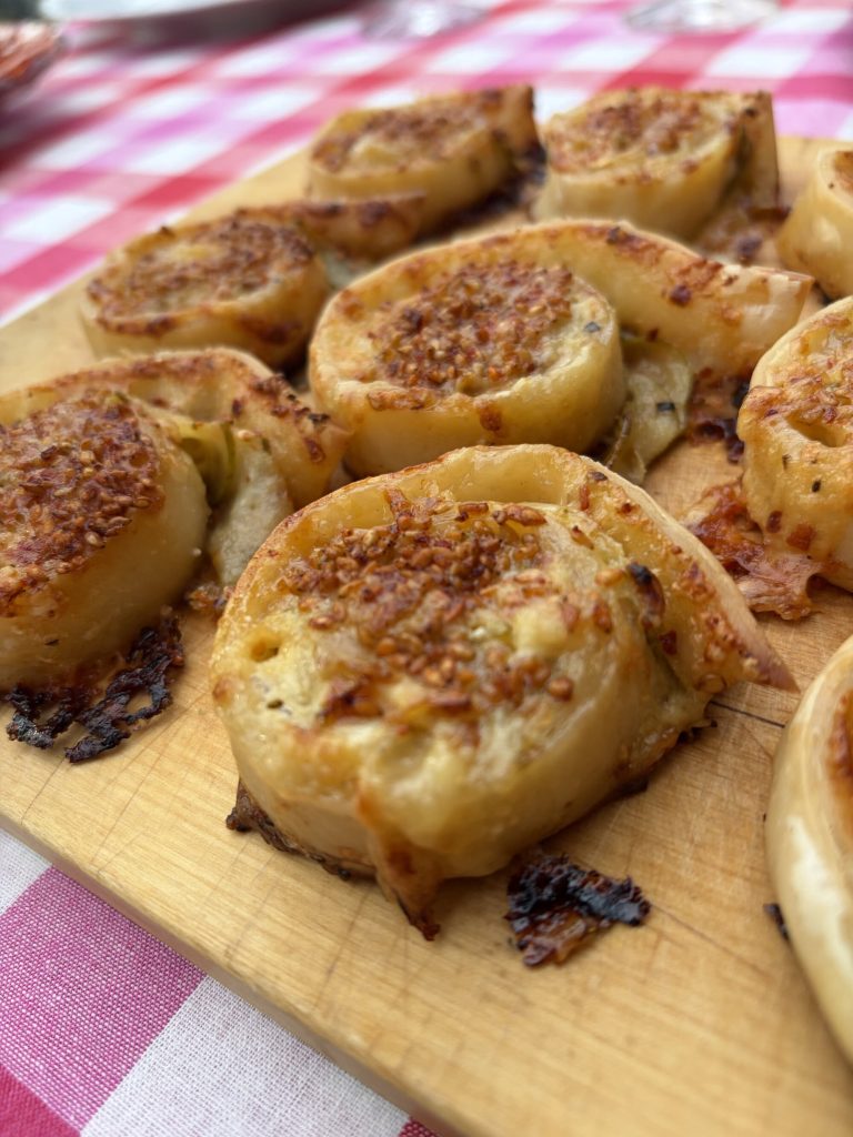 Smördegssnurror med päron, Manchego och sesam på skärbräda