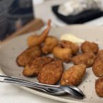 Tapasbricka med croquetas, bacalaofritters och buñuelos med aioli