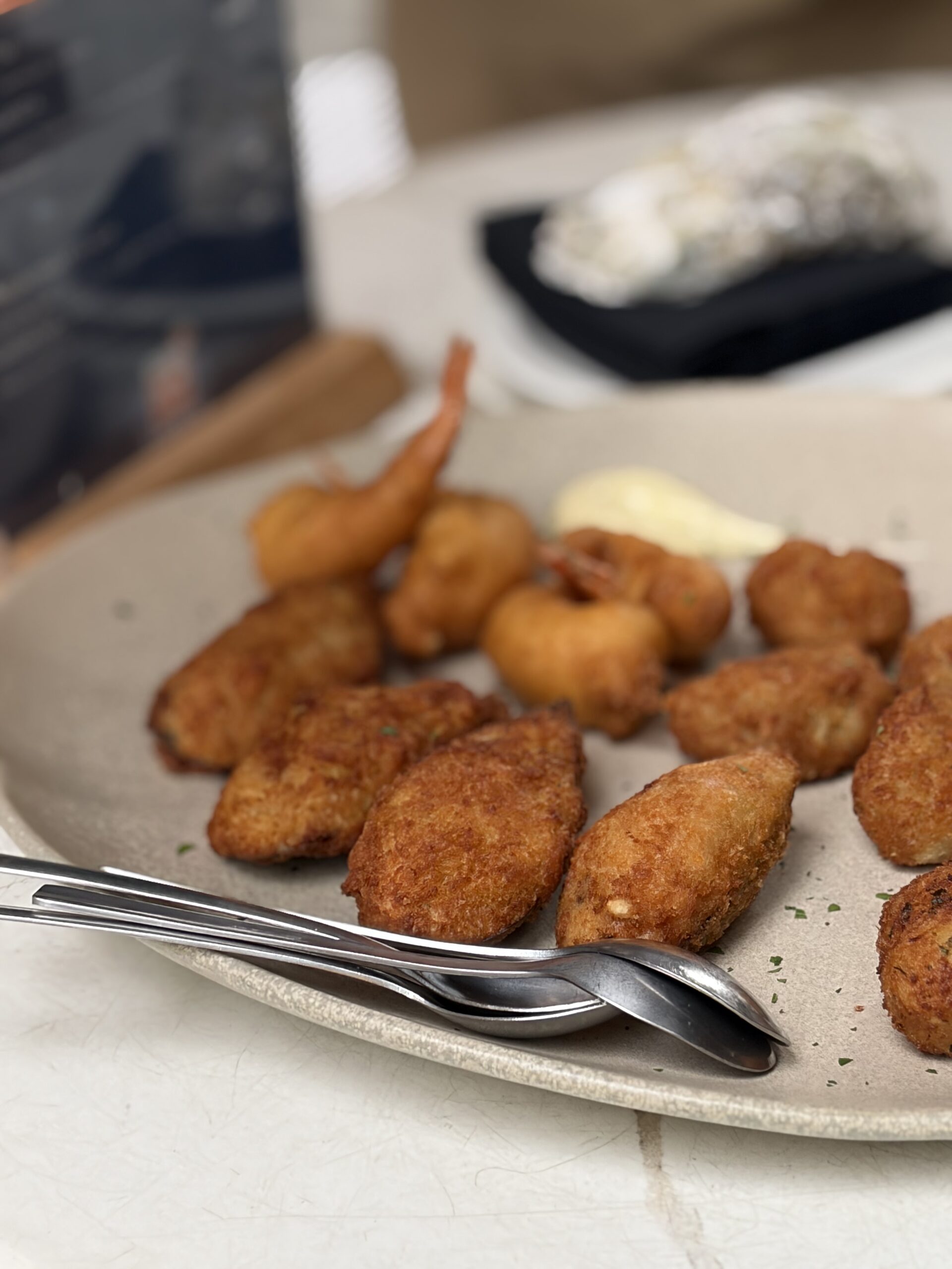 Tapasbricka med croquetas, bacalaofritters och buñuelos med aioli