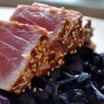 Sesamhalstrad tonfisk med sherrypicklad rödkål