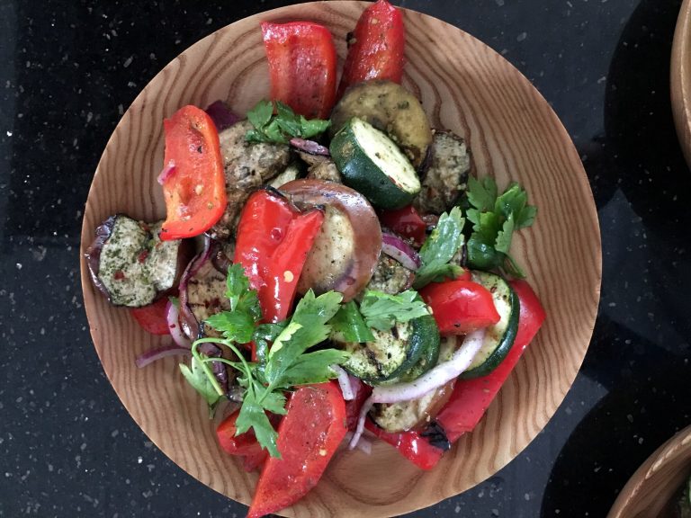 Grillade grönsaker med potatis, örter och sherryvinäger