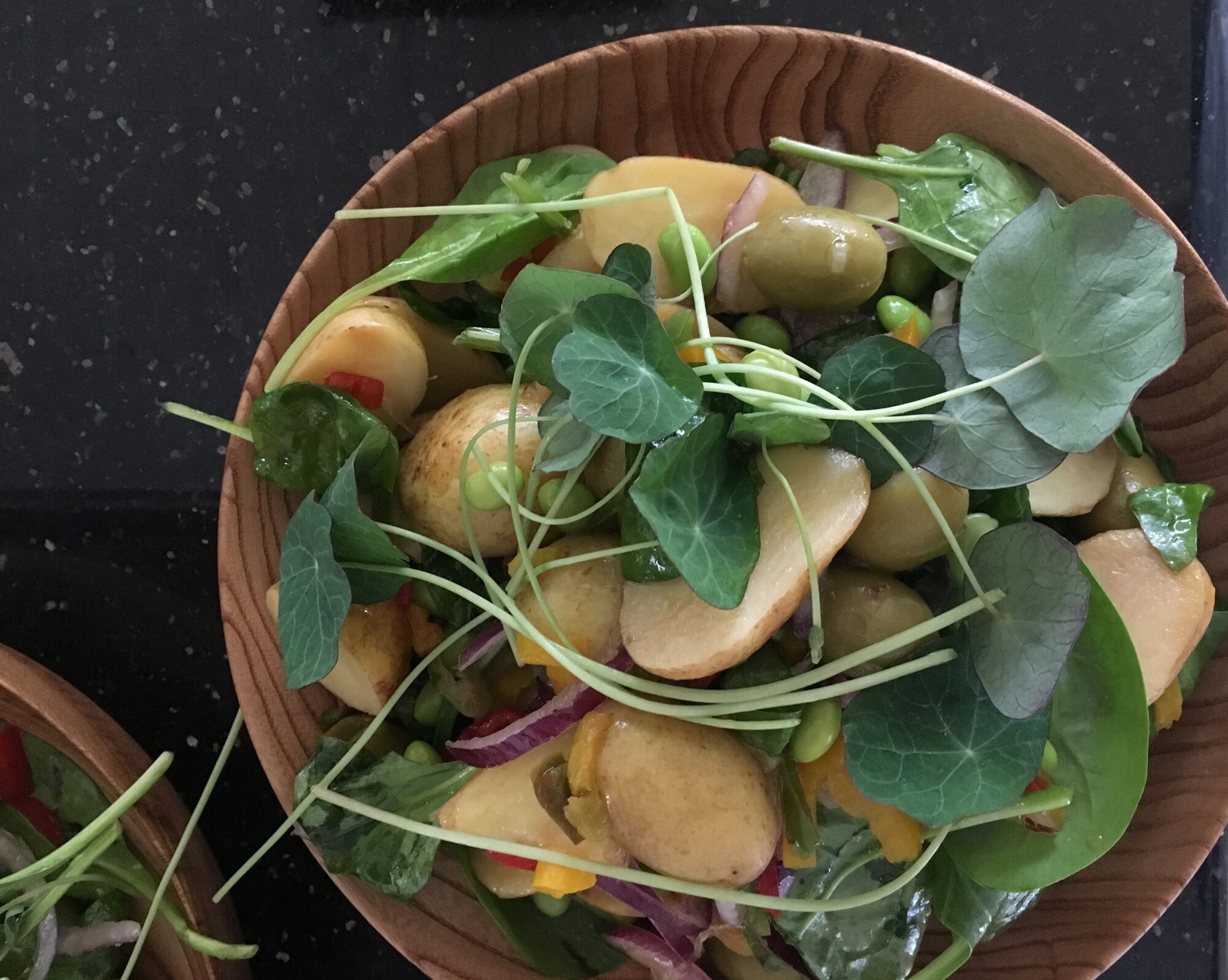 Primör- och potatissallad med spanska oliver
