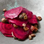 Sherrymarinerade rödbetor med friterad kapris och Marconamandel
