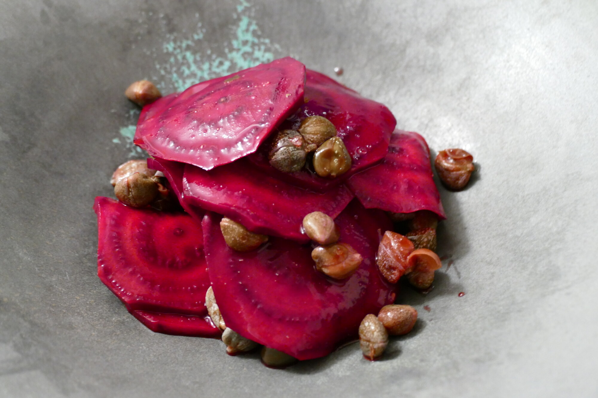Sherrymarinerade rödbetor med friterad kapris och Marconamandel