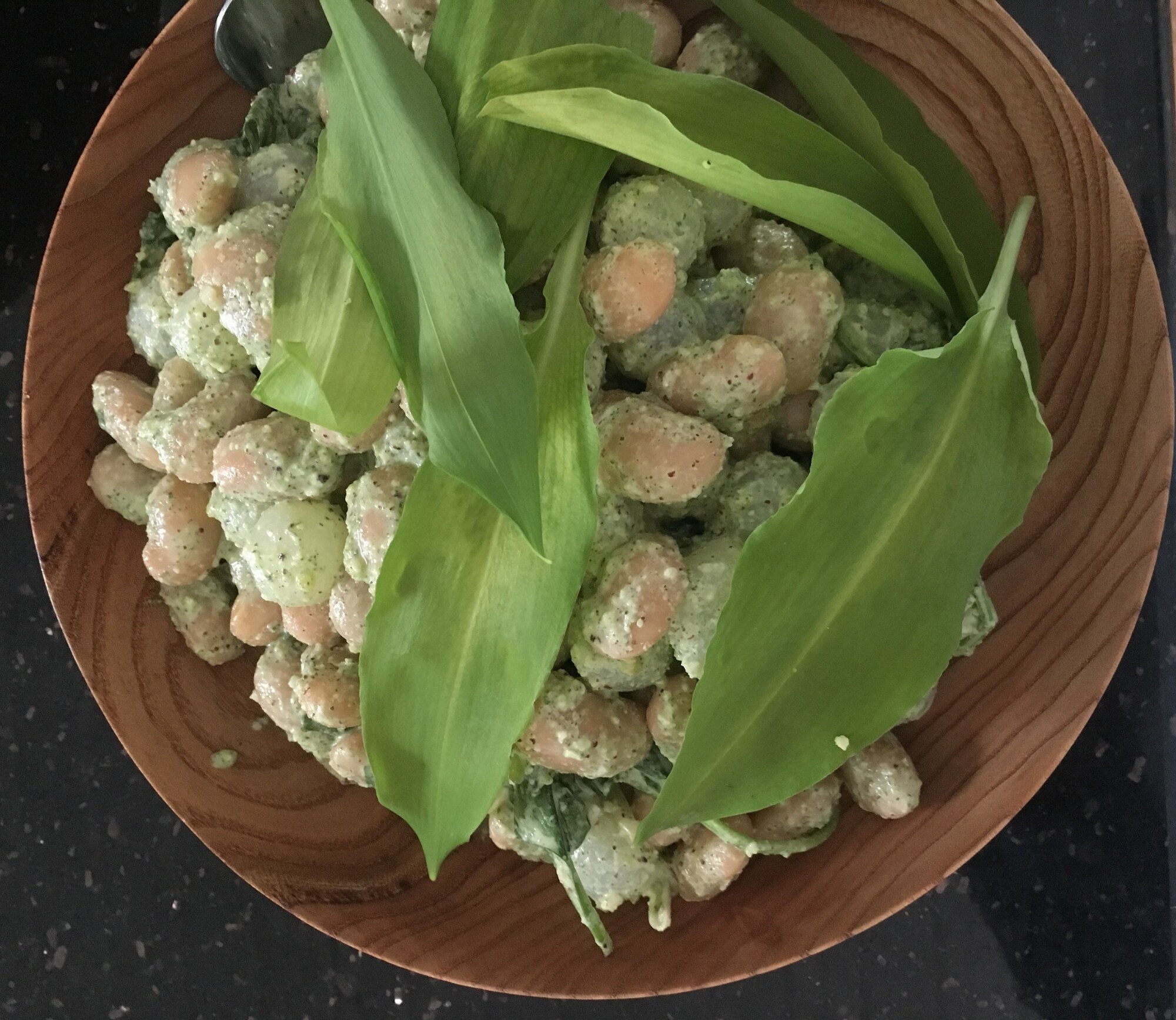 Smörbönor med ramslökspesto, citron och Marconamandel
