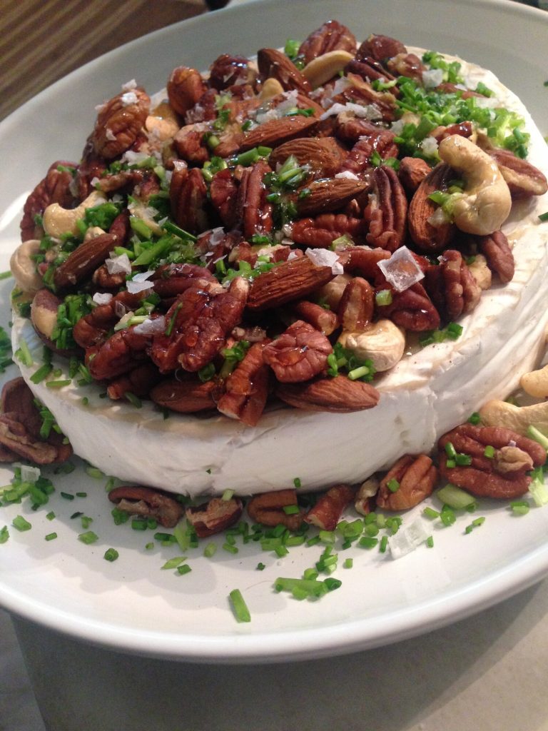 Varm Brie med spansk honung, Marconamandel, nötter och tryffel