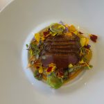 Skivat ankbröst med morotspuré, brysselkål och ätbara blommor