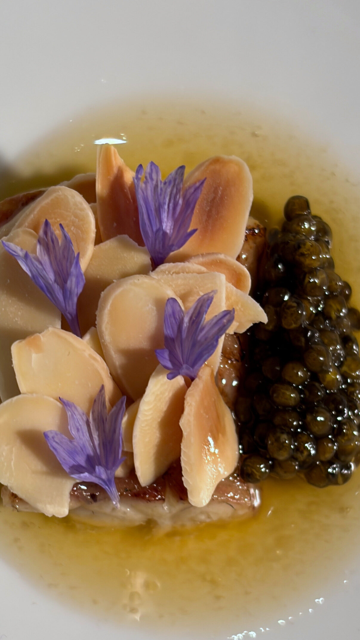 Eldad rökt ål med Marconamandel, caviar och blåklint i brynt smörsås