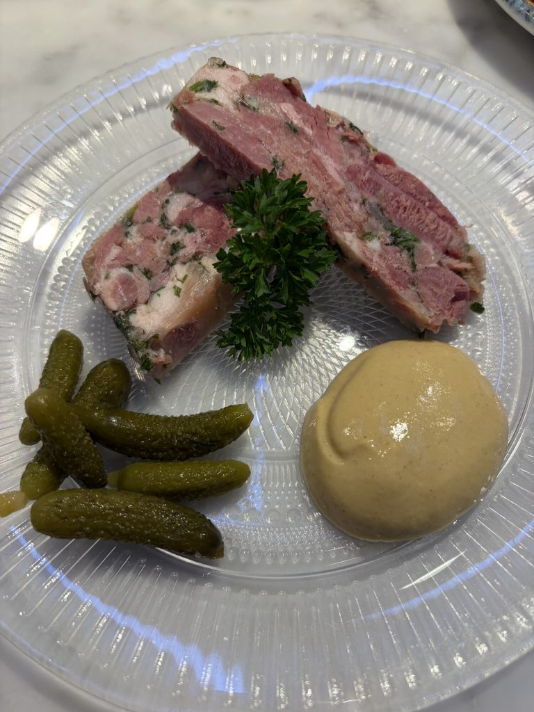 Skivor av ankterrin med dijonnaise, cornichons och persilja
