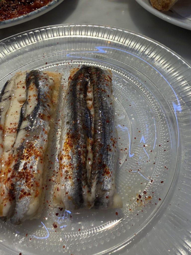 Boquerones på rostat surdegsbröd med aioli och espelette